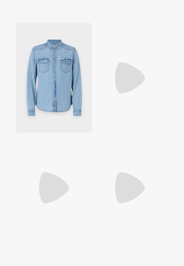 Camisa de mezclilla azul claro con mangas largas, cuello puntiagudo y cierre de botones a presión. Cuenta con dos bolsillos en el pecho con solapas. Corte recto.; Pantalones negros ajustados con corte recto, hechos de tejido suave. Presentan trabillas y detalle de pliegue en la parte frontal.; Zapatillas de cuero blanca con un acabado suave, punta redondeada, cordones planos y una suela texturada. Acento de ante gris en el talón.; Gafas de sol de plástico transparente con lentes marrones rectangulares, que cuentan con finas varillas transparentes y acentos metálicos en las patillas.