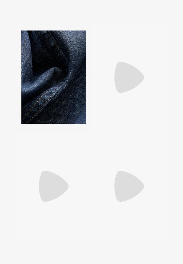 Dunkelblauer Denim-Stoff mit einer glatten Textur, der kontrastierende orangefarbene Nähte und gefaltetes Material aufweist, was seine Tiefe und Detailreichhaltigkeit betont.; Weite Hosen aus off-weißem Baumwollstoff. Mit einem Reißverschluss vorne und zwei Eingrifftaschen. Glatte Textur und lockerer Schnitt.; Braune Wildleder-Slipper mit rot-creamfarbenem gemusterten Besatz, strukturiertem Absatz und UGG-Logo an der Seite. Verfügt über eine leichte Plattformhöhe.; Schwarze Sonnenbrille mit ovalen Gläsern, glänzendem Kunststoffrahmen und schlanken Bügeln. Mit Ray-Ban-Logo in Weiß an der Seite.; Rote Leder-Schultertasche mit einem geschwungenen Design, glatter Textur und einem Reißverschluss. Sie verfügt über einen dünnen Henkel zum Tragen.
