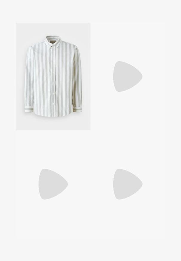 Gestreifte Hemdjacke in Weiß und Hellgrau, aus gewebtem Stoff gefertigt. Verfügt über einen Kragen und Knopfmanschetten mit kontrastierenden Streifenakzenten.; Leinenhosen in hellbeige, mit einem elastischen Bund und Zugkordel, weitem Beinansatz und seitlichen Taschen. Glatte Textur.; Beige Wildleder-Slipper mit abgerundeter Spitze, niedrigem Profil und strukturiertem Finish. Mit dezenten Steppnähten entlang des Obermaterials.; Sonnenbrille mit einem silbernen Metallrahmen, rechteckigen blauen Gläsern und dünnen Bügeln. Verfügt über blaue Akzente an den Bügelspitzen.