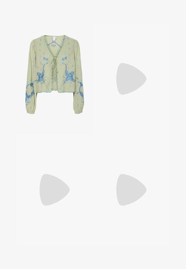 Lysegrønn cropped bluse med lange ermer, blå blomstermønster, bølgekant og knytelukking foran.; Klassiske blå denimjeans med rett ben-design, fem lommer og knappelukking. Har en middels vask og solid tekstur.; Sorte lakkpumps med spiss tå, blokkhel, og ankelstropp, kombinert med grå ribbestrikkede beinvarmere og et brunt semsket skinn skjørt.; Svart faux skinn-håndveske med krokodilletekstur, strammet topp og en rynket stropp. Ser myk og kompakt ut i designen.