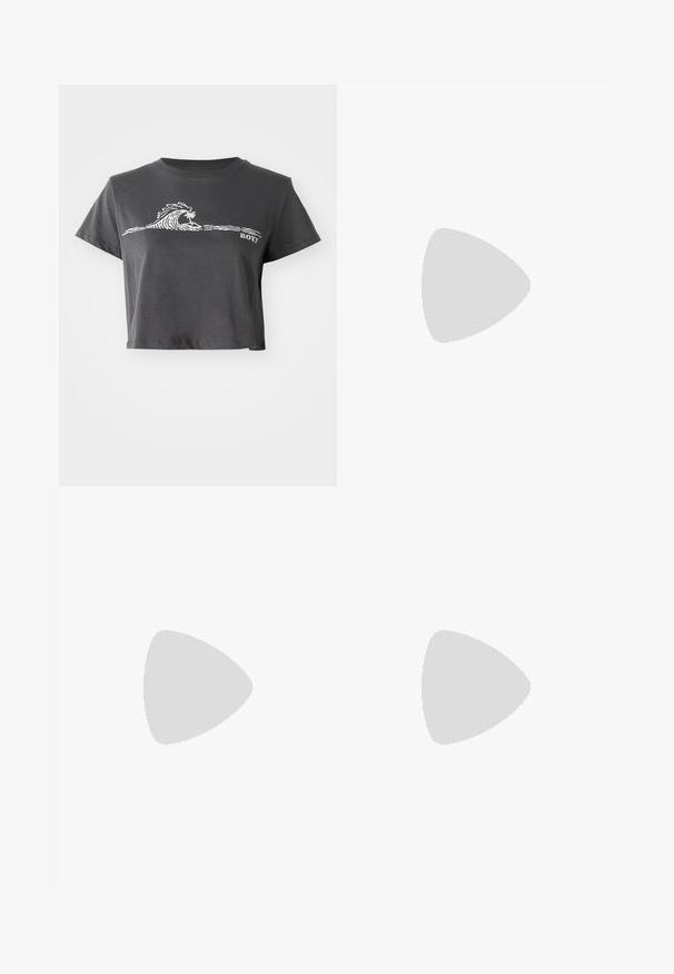 Temno siva skrajšana majica z belim stiliziranim valom, grafiko palme in napisom "ROXY" na sprednji strani.; Črne poliesterske culotte hlače z elastičnim pasom, dvema sprednjima nabiranjema in ohlapnim krojem. Brez vidnih vzorcev ali kovinskih detajlov.; Črne lakirane sandale s peto, kvadratnim prstom, trakovi okrog gležnja in srebrnimi zaponkami. Opremljene so s stabilno Debelo peto.; Črna usnjena torba s svilnato teksturo, pravokotne oblike in dvema dolgima ročajema. Brez vidnih metalnih delov ali okrasnih elementov.