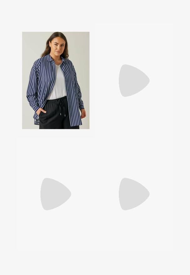 Camicia a righe blu navy e bianca con collo a camicia e vestibilità rilassata, dotata di tasca sul petto e maniche lunghe, indossata sopra una maglietta bianca.; Pantaloni culotte neri in poliestere con una cintura elastica, due pieghe frontali e una silhouette ampia. Nessun motivo visibile o dettagli in metallo.; Sandali con tacco in vernice nera, con punta squadrata, cinturini alla caviglia e fibbie in argento. Presentano un tacco a blocco spesso per maggiore stabilità.; Borsa a tracolla nera in pelle con una forma curva, manico rimovibile e accessori dorati. La borsa presenta una patta con un dettaglio a fibbia.