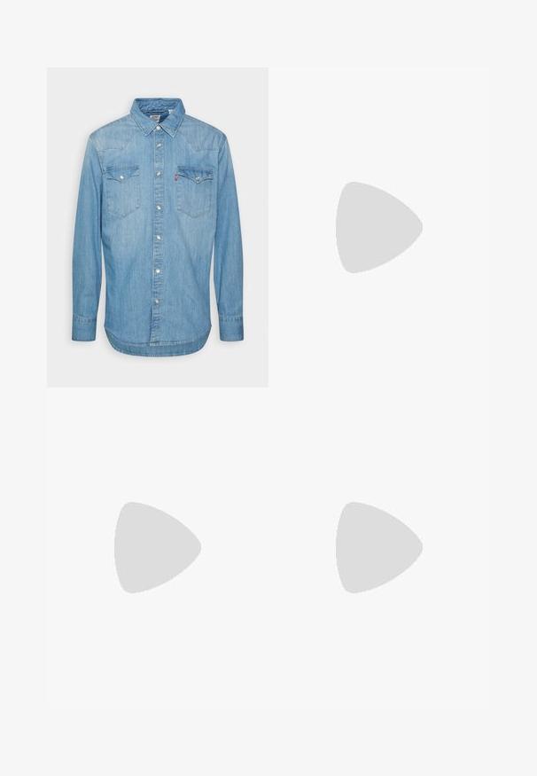 Világoskék farmering hosszú ujjal, hegyes gallérral és két mellzsebbel. Gombos záródással és ívelt aljjal rendelkezik.; Világosszürke, rövidujjú póló, puha anyagból készült. Kerek nyakkivágással rendelkezik, és kis "ESS.WRD." felirat látható az elején.; Világos bézs, laza szabású nadrág három zsebbel, övpántokkal és egyenes szárú kialakítással. Puha pamut keverék anyagból készült.; Világos bézs loaferek hegyes orral, sima anyagból, a lábfejen lévő pánttal és alacsony barna talppal. Egyszerű dizájn, minimális díszítéssel.