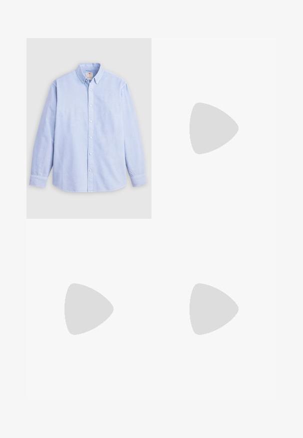 Helles blaues langärmeliges Hemd mit Knopfverschluss aus Baumwolle, das einen klassischen Kragen und dezente Markenstickerei auf der linken Brust trägt.; Zwei weiße Baumwoll-T-Shirts mit kurzen Ärmeln und Rundhalsausschnitten, die eine glatte Textur und ein einfaches Design aufweisen, übereinander gestapelt in einer vertikalen Anordnung.; Helle Jeans aus Denim mit geradem Bein, fünf Taschen und kupferfarbenen Nieten. Die strukturierte Verarbeitung verleiht zusätzlichen Details.; Hellebeige Sneakers aus Wildleder und Stoffmaterialien, mit drei grauen Streifen, strukturierten Akzenten und einer sandfarbenen Gummisohle. Die Schnürsenkel sind weiß.