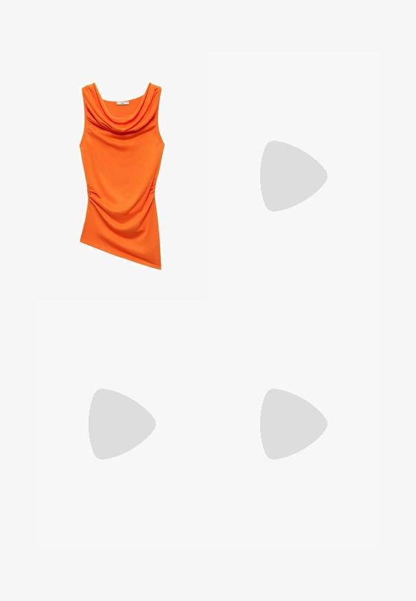 Oranje mouwloos topje met een cowl halslijn, met gerimpeld detail aan één kant en een soepel, stretchstof. Asymmetrisch ontwerp van de zoom.; Lichtblauwe denim wijde broek met een hoge taille, knoop- en ritssluiting, en een trekkoorddetail in de taille. Afgeronde zoomafwerking.; Zwarte gepatineerde leren slingback hakken met een puntige neus, uitsparing aan de zijkant en een kleine vierkante hak. Gladde textuur met minimale accenten.; schildpadsonnenbril met ovale glazen, bruine tint en dunne patroonzijkanten. Lichtgewicht kunststof materiaal met subtiele gouden accenten.