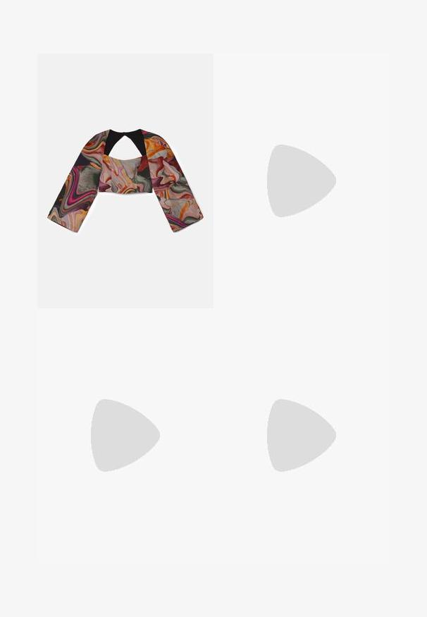 Krāsains īsais tops ar abstraktiem griezumiem zaļā, rozā, apelsīnu un melnā krāsā; ar garām piedurknēm un atslēgvārtiņa mugurpusē.; Sudraba paildzinātas džinsi ar platām kājām, kurām ir džinsa josta un sāni, veidojot teksturētu, atstarojošu virsmu.; Melnas laika patenta ādas dzīvokļu kurpes ar kvadrātu purngalu, potītes siksna ar sudraba furnitūru un platu zoli. Gluda tekstūra ar minimālu dizainu.; Maje MISS MINI - Soma ar siksnu pāri ķermenim - noir; Zelta tonī auskari ar vairākiem kaskādes ķēdēm, kas rotāti ar caurspīdīgiem ovāliem rhinestone akcentiem un dekoratīvām pīrsingiem.