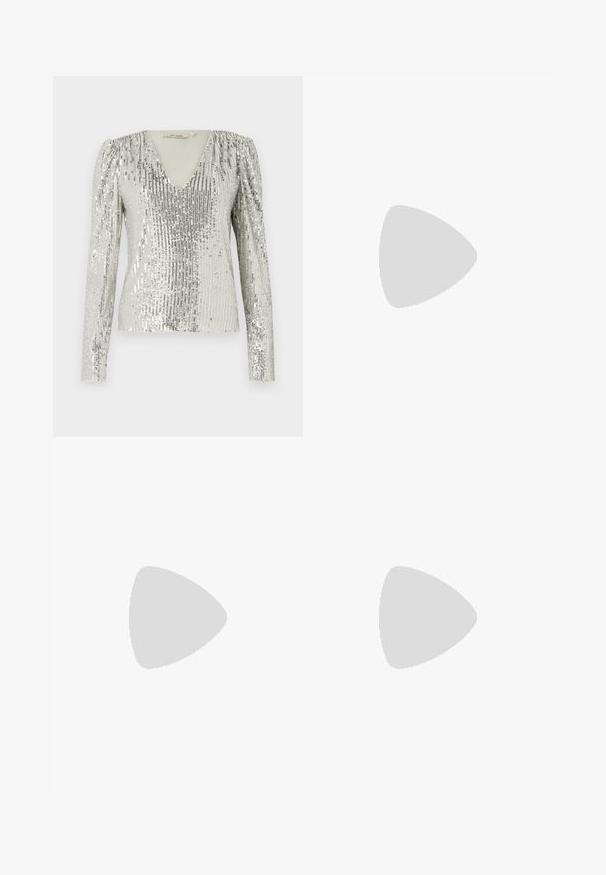 Hopeapintainen pitkähihainen paita, jossa on syvä V-pääntie, ja siinä on tekstuurilla varustettu vinotikkurivi ja laskostetut puffihihat.; Korkeavyötäröiset farkut keskilevyisessä sinisessä sävyssä. Varustettu etusolmukkeilla ja leveälahkeisella muotoilulla. Kangas on sileä, ja siinä on hieno haalistuminen.; Mustat nahkakengät, joissa on terävä kärki ja matala lohkare korko. Varustettu nilkkahihnalla, jossa on kultasävyinen solki. Lisää sileä pinta.; Musta käsilaukku, jossa on rakenteellinen muoto, sileä pinta ja metallinen solki. Yhdistetty leveisiin mustiin housuihin ja avonaiheisiin sandaaleihin puulattialla.