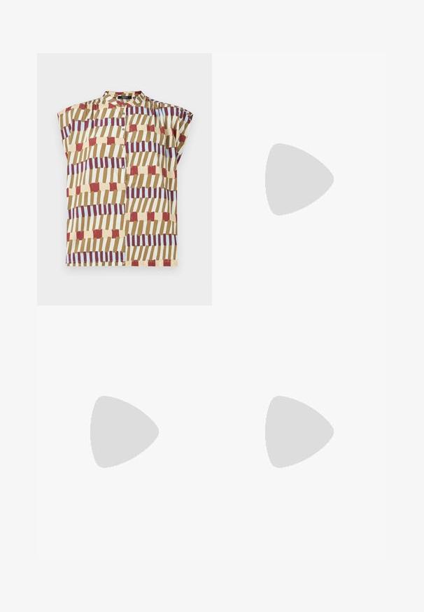 T-shirt med korte ærmer, der har en standkrave, knaplukning og et geometrisk mønster i rød, brun, gul og lyseblå på en cremet baggrund.; Brune bredbunde bukser med en glat tekstur, der har høj talje og plisseringer foran. Stoffet er let og falder løst.; Brune læder højhælede sandaler med flere stropper, guldfarvede metaldetaljer og en skrå blokhæl. Glat overflade, åben tå-design.; Vævet stråhåndtaske i beige med en buet form, en kort håndtag og en sidelomme med lynlås. Har tekstureret overflade og minimalistisk design.