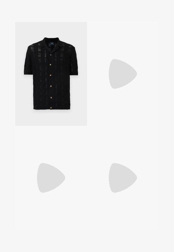 Cardigã de malha preto com mangas curtas, apresentando um padrão ondulado, fecho de botão e um colarinho clássico. Tecido texturizado e leve.; Três tops em algodão de alças brancas com nervuras. Apresentam um decote redondo e pequenas etiquetas pretas perto da bainha. Disponíveis em vários tamanhos.; Calças de cargo leves em nylon preto, com cintura elástica, cordão ajustável e múltiplos bolsos em camadas nas pernas.; Sapatos atléticos brancos com sobreposições texturizadas, sola espessa e detalhes em cinza. Usados com meias brancas até ao tornozelo e calções verdes sobre uma superfície azul.