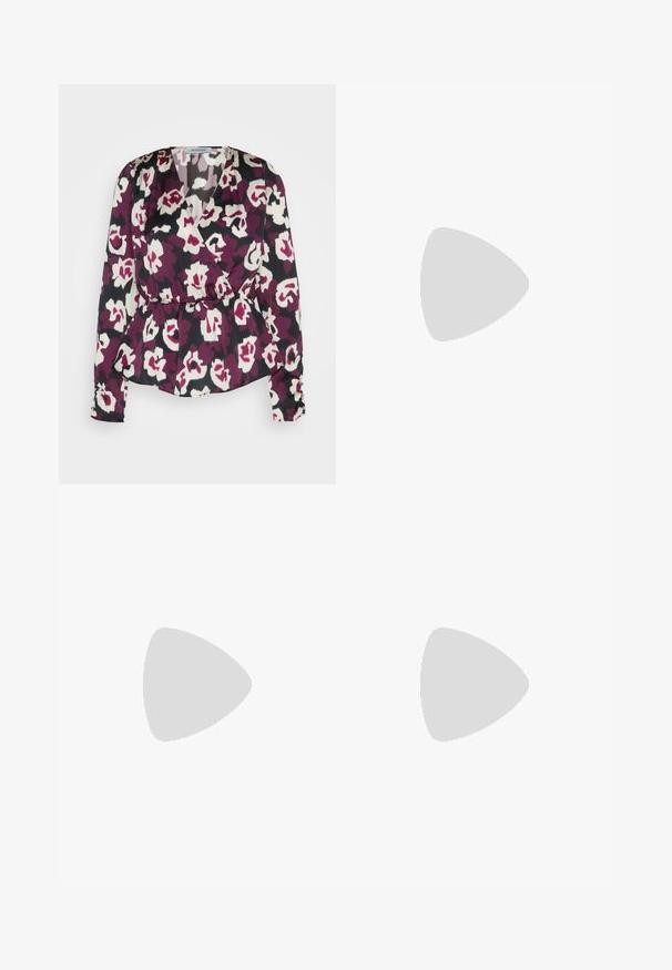 Halenka s dlouhými rukávy ve průhledném materiálu, se vzorem abstraktních květin v burgundské, bílé a černé barvě, s peplum pasem a manžetami na knoflíky.; Černé široké kalhoty s vysokým pasem, detailní knoflíky na pase a přední záhyby.; Černé kožené lodičky s špičatou špičkou a nízkým blokovým podpatkem. Obsahují pásek kolem kotníku se zlatou sponou. Hladký povrch.; Černá kožená taška s dlouhými ušima, hladkým povrchem a strukturovaným tvarem. Obsahuje přední kapsu pro další úložný prostor.