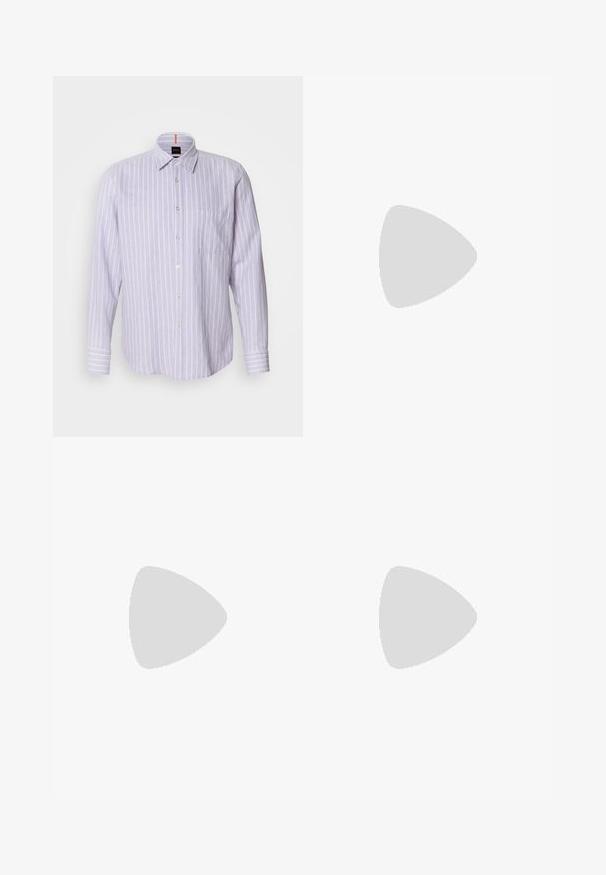 Cămașă cu dungi mov deschis, guler cu nasturi, mâneci lungi și o buzunar pe partea stângă a pieptului. Prezintă un detaliu subtil cu logo.; Pantaloni bej croiți, cu o tăietură dreaptă, prezentând o închidere la talie cu un singur buton, două buzunare laterale și un design frontal plat.; Pantof negri slip-on cu vârf rotunjit, având un superior texturat, o talpă albă netedă și un detaliu de branding subtil pe lateral.; Ochelari de soare dreptunghiulari negri cu lentile verzi, având un finisaj mat, temple drepte și logo-ul Ray-Ban pe lateral.