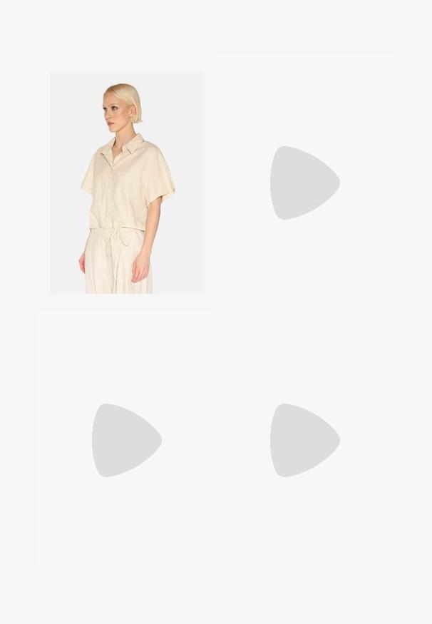 Ljusbeige kortärmad skjorta med krage och en framficka. Tillverkad av ett texturerat tyg med en avslappnad passform.; Svarta vida jeans gjorda av denim, med dragsko i midjan, fem fickor och kontrasterande sömnadsdetaljer. Platt framsidan design.; Beiga träskor med rund tå, justerbar spänne och korkfotbädd. Texturerad yta med en svart gummisula för bra grepp.; Solglasögon med ovala grå linser, silverfärgad metallram och svarta detaljer på skalmarna. Har en elegant design och minimal hårdvara.; Vävd brun läderhandväska med rundad form, dubbla handtag på toppen och slät textur; har subtil sömnad för designdetaljer.; Klart och bärnstensfärgade ringar av resin, en slät och transparent, den andra med en strukturerad bärnstensfinish. Båda har rundade, kraftiga design.