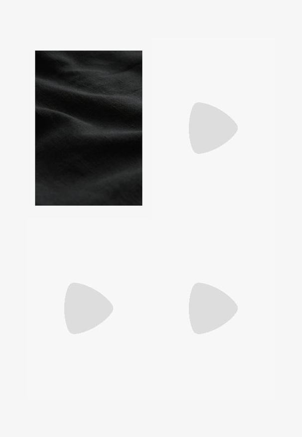 Czarna tkanina o gładkiej, miękkiej teksturze, z delikatnymi zmarszczkami i matowym wykończeniem. Brak widocznych wzorów lub elementów ozdobnych.; Czarne, szerokie spodnie dżinsowe z wysokim stanem, widocznymi szwami i czterema kieszeniami. Materiał ma miękką, gładką teksturę z minimalnym połyskiem.; Czarne lakierowane sandały na obcasie z kwadratowym noskiem, z paskami wokół kostki i srebrnymi klamrami. Posiadają masywny słupek dla stabilności.; Brązowa skórzana torba tote o gładkiej fakturze, z otwartym wierzchem i dwoma ramiączkami. Charakteryzuje się minimalnym przeszyciem i brakiem widocznych elementów metalowych.