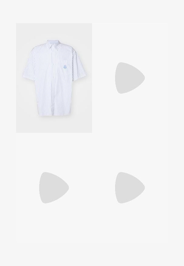 Carhartt WIP LINUS - Košile - white; Beige vzorovaná košile s dlouhým rukávem a bílým límcem. Černé tričko. Bílé šortky z jemné síťoviny s zeleným lemem. Oba mají na sobě bílé tenisky.; Hnědo-modré kostkované široké kalhoty doplněné bílými botami s černými akcenty a texturovanou podrážkou, umístěné na zeleném pozadí.; Hnědý fleecový svetr s krátkým zipem a vyšitým logem, s černou kulatou crossbody taškou se zipem a detailem loga, nošený přes džíny.
