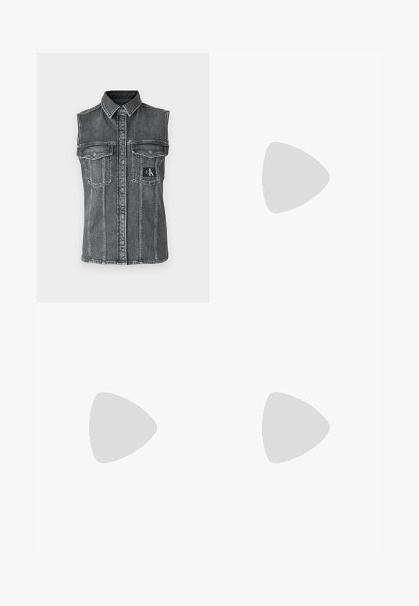 Calvin Klein Jeans SLEEVELESS LEAN SHIRT - Top - denim grey; Jeans flared pretos de cintura alta feitos de denim, com fecho de botão, passadores para cinto e bolsos laterais. Textura suave com desbotamento mínimo.; Mocassins de couro preto com bico arredondado, sola espessa e texturizada, e detalhes de costura minimalistas. Design elegante sem atacadores ou ferragens visíveis.; Óculos de sol hexagonais pretos com lentes degradê, apresentando um acabamento brilhante e uma marcação subtil na têmpora. Construção em plástico durável.