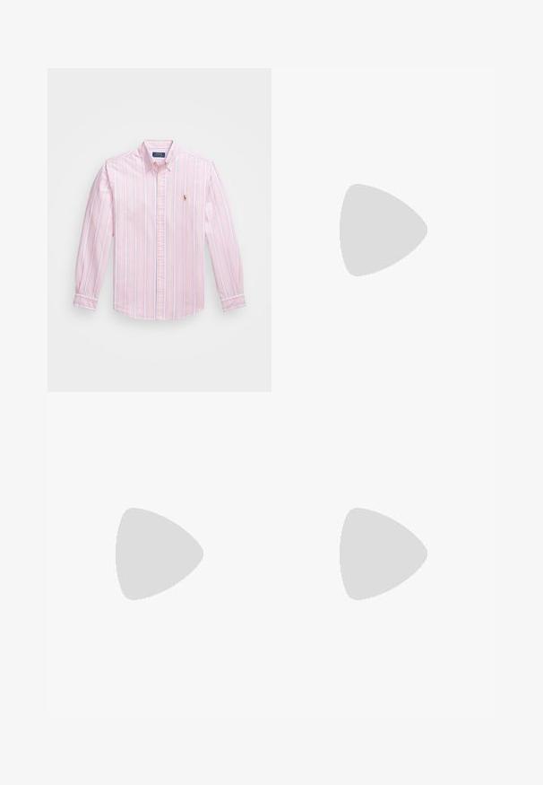 Ροζ πουκάμισο με κουμπιά που έχει κατακόρυφες ρίγες σε μπλε και λευκό. Έχει μακριά μανίκια, κλειστή γιακά και μικρό κεντημ�ένο λογότυπο στο στήθος.; Λευκό βαμβακερό μπλουζάκι με κοντά μανίκια, απλό λαιμόκοψη και διακριτό λογότυπο της Levi's τυπωμένο στο κέντρο. Μαλακή υφή και κανονική εφαρμογή.; Μαύροι κοντοί παντελόνια με ρίγες, πτυχώσεις, κλείσιμο με κουμπί και μεταλλική λεπτομέρεια. Λείο ύφασμα με κομψή εφαρμογή και μήκος μέχρι το γόνατο.; Μαύρα δερμάτινα μοκασίνια με λεία υφή, στρογγυλερή μύτη και διακοσμητική λωρίδα πάνω από το επάνω μέρος. Διαθέτουν μαύρη χαμηλή σόλα.