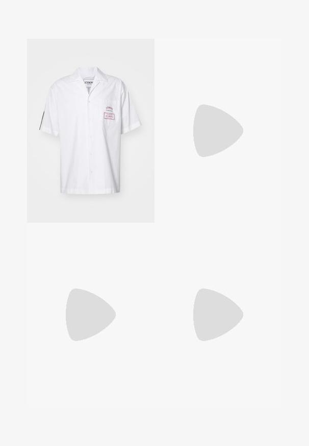 Chemise blanche à manches courtes en coton avec fermeture à boutons. Dotée d'une poche poitrine avec une étiquette rouge et d'un col classique.; Débardeur sans manches en coton blanc avec un col rond, présentant une texture lisse et une coupe ajustée, conçu pour un usage décontracté.; Shorts de bain en tricot avec des rayures verticales en beige, blanc et orange clair, dotés d'une taille élastique et d'un cordon de serrage.; Stuart Weitzman BERKLEY - Mules - black