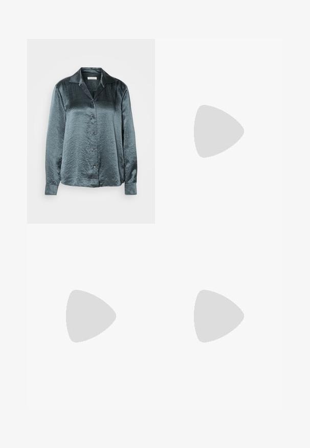 Mørk teal sateng langermet skjorte med krage, knapper foran, glatt tekstur og svak glans, med fem knapper og mansjetter.; Sorte vidde-bukser med glatt tekstur, høy midje og et rent design. Ingen synlige lommer eller pynt.; Sorte lær loafers med en glat overflade, der har et dekorativt spænde, rund tå og tekstureret sål. Båret med en lang sort lædernederdel.; Gullige hoop øreringer med en teksturert, uregelmessig form. Har en sømløs lukking og en polert overflatefinish som fremhever et moderne design.