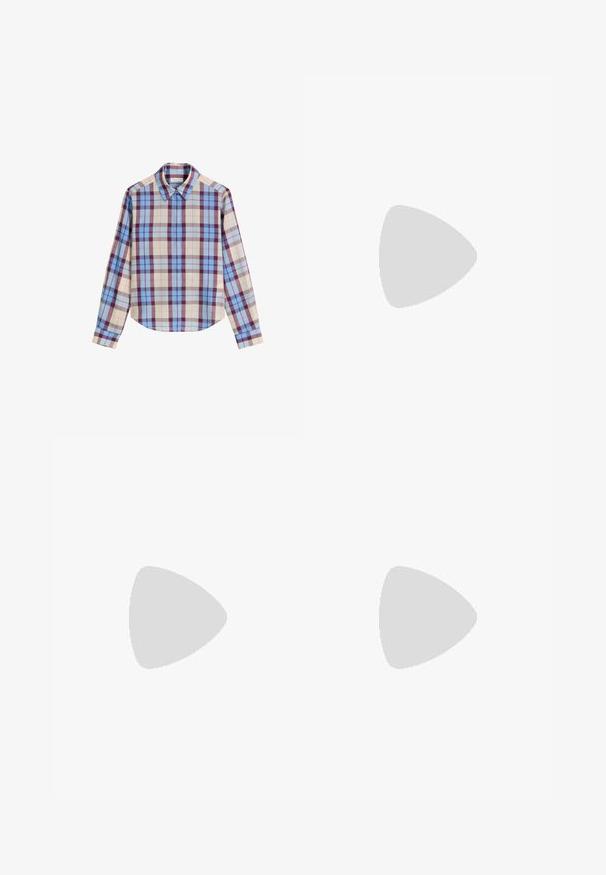 Camicia a maniche lunghe con un motivo a quadri multicolore nei toni di blu, bordeaux e beige, realizzata in un tessuto liscio. Colletto classico.; Pantaloni neri a gamba larga con texture liscia, vita alta e design semplice. Nessuna tasca visibile o decorazioni.; Stivaletti neri in pelle con punta affusolata, tacco quadrato imponente e design elegante. Dotati di pannelli laterali elasticizzati per una facile vestibilità.; Orecchini a cerchio in oro con una forma irregolare e texture. Presentano una chiusura senza giunture e una finitura superficiale lucida, che enfatizza un design moderno.