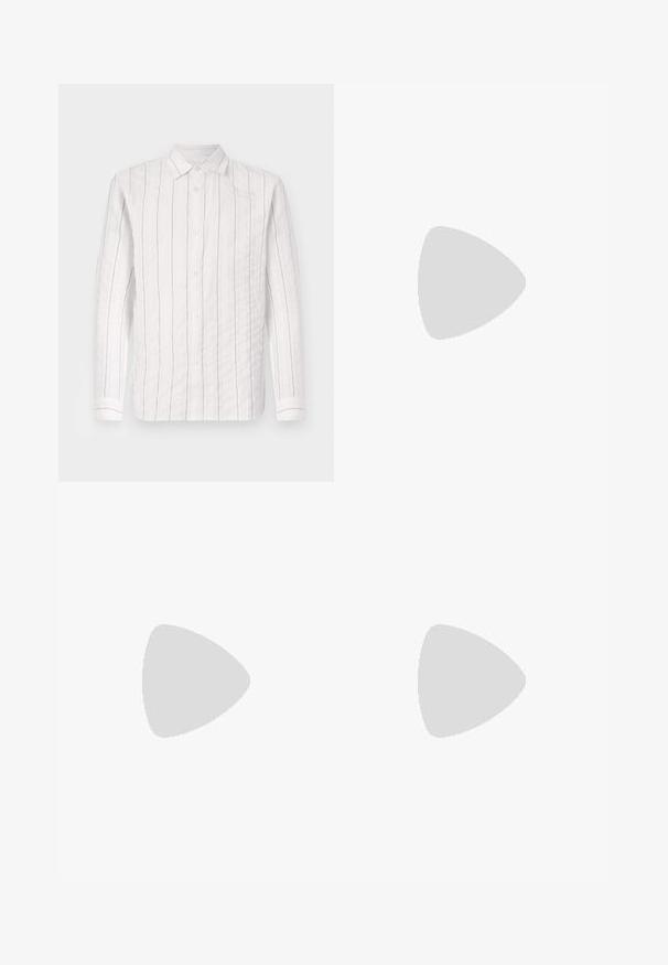 Fehér gombos ing, amely texturált anyagból készült, vékony fekete függőleges csíkokkal, klasszikus gallérral és hosszú ujjakkal, amelyek gombos mandzsettával záródnak.; Sötétkék farmer sort, öt zsebbel, egyenes fazonnal és látható varrásokkal. Sima felület és közepes derék.; Fehér sportcipő fekete csíkokkal, velúrszerű textúrával, kerek orral és tépőzáras pánttal. Gumi talp a tapadásért.; Kerek fekete napszemüveg, átlátszó lencsékkel, vékony fekete szárakkal és apró fémes díszítésekkel az elülső részén. Klasszikus design minimalista stílussal.