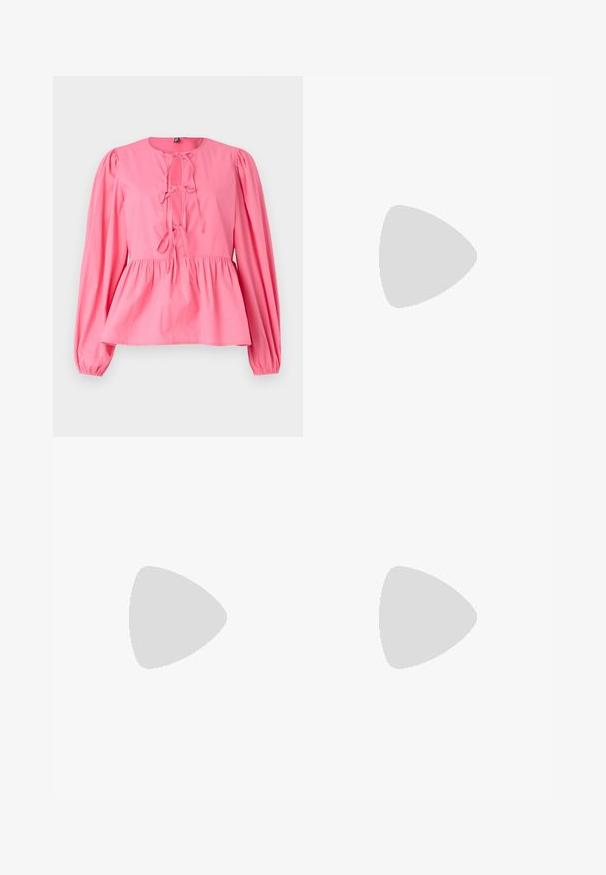 Ροζ βαμβακερό μπλουζάκι με στρογγυλή λαιμόκοψη, φουσκωτά μακριά μανίκια και δέσιμο μπροστά. Διαθέ�τει μαζεμένη μέση και χαλαρή εφαρμογή.; Ανοιχτό γαλάζιο τζιν παντελόνι σε καμπάνα, κατασκευασμένο από τζιν ύφασμα, με ψηλή μέση, πέντε τσέπες και κλείσιμο με έναν μόνο κουμπί. Μαλακή υφή με ξεθωριασμένο φινίρισμα.; Μαύρο δερμάτινο ψηλοτάκουνο παπούτσι με οξύ μυτερό τόξο, λουράκι στον αστράγαλο και χοντρό τακούνι. Λείος υφασματισμός, κομψός σχεδιασμός και μινιμαλιστική αισθητική.; Μαύρη δερμάτινη τσάντα tote με λείο υφή, ορθογώνιο σχήμα και δύο μακριές λαβές. Χωρίς ορατό υλικό ή διακοσμητικά στοιχεία.