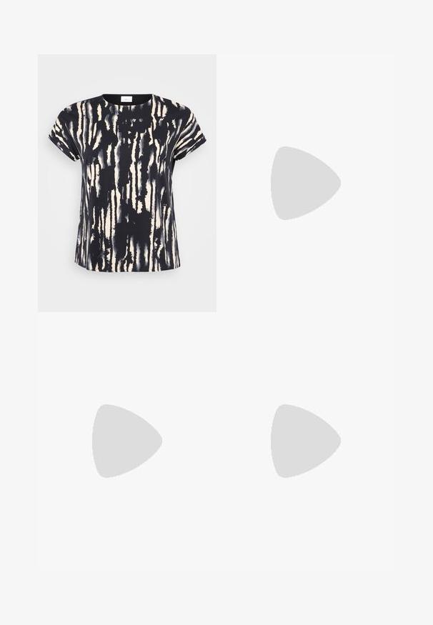 Svart og kremstripet kortermet T-skjorte med rund hals, med et akvarell-lignende mønster og mykt, lett stoff.; Jeans i lys til middels blå gradient. Har en rett benkutt, fem lommer og sydd detaljer langs sømmene.; Sorte lerrets høy-top sneakers med hvite gummisulinger og snørebånd. Har et rundt logo på siden og kontrasterende hvite sting.; Sorte plast-solbriller med grønne linser, firkantede rammer, sølvdetalje på brynene, og teksturerte stangarmen. Angitt merke på indre arm.