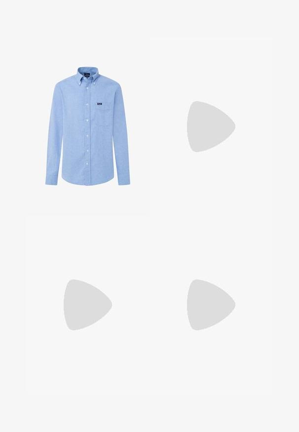 Camisa abotonada de un azul claro en una mezcla de algodón, con un cuello clásico, mangas largas, bolsillo en el pecho y una sutil textura.; Jeans de mezclilla azul claro con un ajuste holgado, diseño de pierna recta, costuras visibles, dos bolsillos frontales y cierre de botón.; Mocasines de cuero negro con un acabado suave, que cuentan con una correa decorativa y costuras en contraste, combinados con pantalones beiges.; Gafas de sol negras con forma rectangular, lentes oscuros, detalles plateados en las patillas y un acabado mate en la montura.