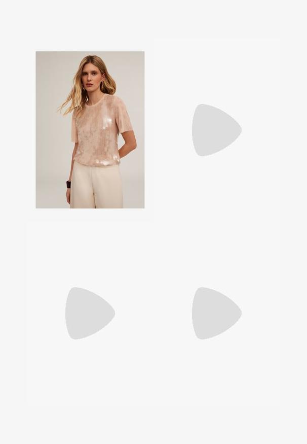 Kortærmet top i lys pink med en pyntebestrøget front og transparente ærmer, der har et struktureret design og rund halsudskæring.; Brune brede bukser med en glat tekstur, der har et sort bælte i taljen og sidelommer. Skræddersyet design og afslappet pasform.; Spids tå slingback hæl i et glat, blankt tan materiale. Har et buet udskæring design og en slank stiletto hæl. Sølv spænde detalje.; Next LARGE - Håndtasker - chocolate brown