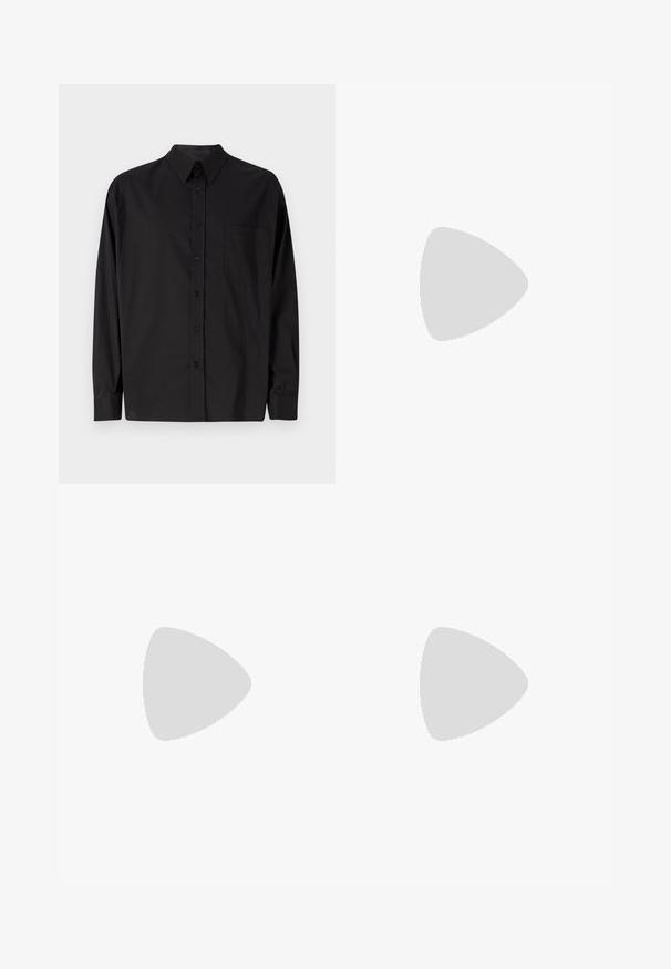 Chemise noire à manches longues en tissu lisse, avec un devant à boutons, un col pointu et une poche poitrine. Détail de logo subtil.; Haut thermique à manches longues blanc avec une texture côtelée, col ras du cou et poignets resserrés. Design épuré sans motifs ni accents supplémentaires.; STUDIO ID TOM TROUSERS LEATHER FRONT 2 BACK ZIP TROUSERS - Pantalon en cuir - nappa black; Stuart Weitzman CLUB CLASSIC PENNY LOAFER - Mocassins de ville - black