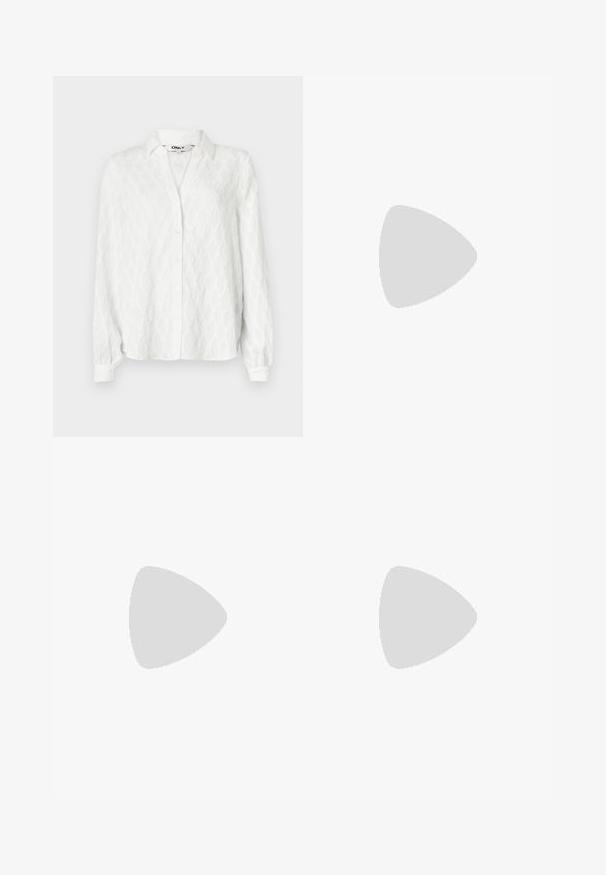 Camisa blanca de botones con un patrón de diamantes texturizado, cuello y mangas largas. Presenta puños con botones y un diseño de corte holgado.; Vaqueros negros de campana fabricados en denim. Cuentan con un cierre de botón, cinco bolsillos y una textura suave. La pierna acampanada comienza por debajo de la rodilla.; Zapatos de tacón slingback de charol negro con punta afilada y tacón geométrico en bloque. Presentan un diseño elegante y minimalista, así como una textura suave.; Bolso tipo hobo de cuero negro con una textura suave, forma curvada y una sola correa ajustable; presenta una amplia apertura en la parte superior.