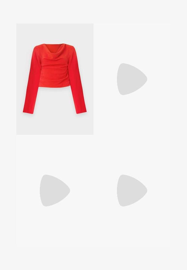 Červený dlhý rukáv cropped top s volánovým výstrihom. Obsahuje textúrovanú látku a nariasenie v páse pre priliehavý siluetu.; Čierne polyesterové culotte nohavice s elastickým pásom, dvoma prednými záhybmi a voľným strihom. Žiadne viditeľné vzory ani detaily z kovu.; Čierne lakované kožené sandálové podpätky s špicatou špičkou a geometrickým blokovým podpätkom. Disponujú elegantným, minimalistickým dizajnom a hladkým povrchom.; Čierna kožená taška na rameno s hladkým povrchom, obdĺžnikovým tvarom a dvoma dlhými uchami. Bez viditeľného kovania alebo ozdôb.