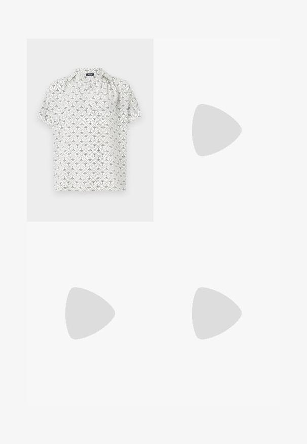 Kurzärmlige weiße Bluse mit einem geometrischen schwarzen Muster, mit einem Kragen und lockerer Passform. Hergestellt aus leichtem Stoff.; Weiße Baumwollhose mit geradem Bein, mittelhoher Taille und ohne sichtbare Beschläge oder Muster. Glatte Textur auf der gesamten Fläche.; Beige Lackleder-Sandalette mit quadrater Zehenpartie, zwei Vorderriemen, einem Knöchelriemen mit Schnalle und einem Blockabsatz.; Weiße Lederhandtasche mit abgerundeter Form, ausgestattet mit einem geprägten "CK"-Logo auf der Vorderseite und einem Einzel-Schultergurt. Reißverschluss oben.