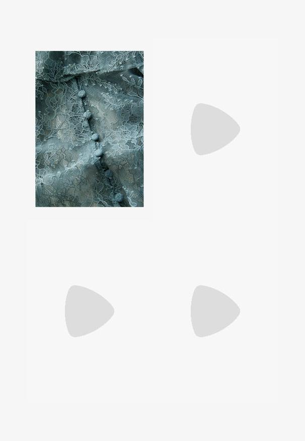 Sart stoff af blonder i dæmpet teal, med blomster mønstre, struktureret overflade og runde stofknapper langs midten.; Bredde ben brun denim jeans med høj talje, forlommer og klassisk knaplukning. Glat tekstur med diskret syninger.; Hvide slingback hæle med spids tå, der har en glat overdel, subtile udskæringer og en lav blokhæl. Den sorte sål fremhæver designet.; Lysebrun læderhåndtaske med en unik form, featuring to korte håndtag og et langt justerbart rem. Glat tekstur med minimal hardware.