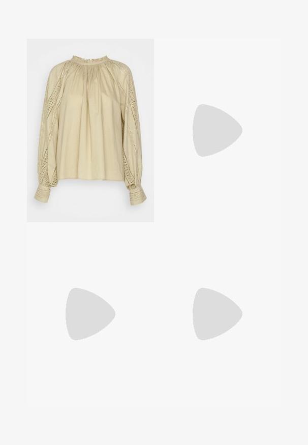 Beige langermet bluse med rynket hals, blonde detaljer på ermene og en avslappet passform. Mykt stoff med strukturerte akcent.; Vide benbukser i sort denim med glidelås i front, fem-lomme design og subtile sømdetaljer. Glatt tekstur og avslappet stil.; COACH Slippers - blue; Svart lærveske med en buet form, avtagbar stropp og gullbeslag. Vesken har et klaff med spenne-detall.