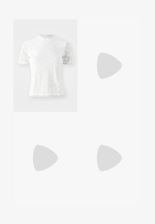 Top bianco a maniche corte in pizzo con un motivo floreale. Presenta un collo alto e bordi ondulati su maniche e orlo. Chiusura sul retro.; Pantaloni cargo beige con vita alta, gamba ampia e quattro grandi tasche laterali. Realizzati in un tessuto resistente con una texture liscia e dettagli minimi.; Scarpe sportive in bianco e nero con tomaia in camoscio e pelle, caratterizzate da tre strisce bianche e una suola in gomma. Paio indossato con calzini bianchi.; Occhiali da sole argentati con un design avvolgente e slanciato. Lenti trasparenti e dettagli texture neri sulle aste. Materiale plastico leggero.; Orecchini a cerchio in argento con una finitura liscia e lucida. Forma rotonda e chiusura a scatto sicura. Design leggero adatto per l'uso quotidiano.