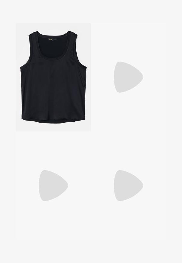 Maje LOURMA - Topper - noir; Svarte denim jeans med utsvingt ben, høy midje, fem lommedesign og frontlukking med fire metallknapper.; Leopardmønstret ballettsko med svarte detaljer, med rund tå, flat såle og en dekorativ sløyfe foran. Myk tekstur.; Svart læderhåndtaske med frynsedetaljer, guldkæde skulderrem og udskåret håndtag. Har logo placeret på forsiden.