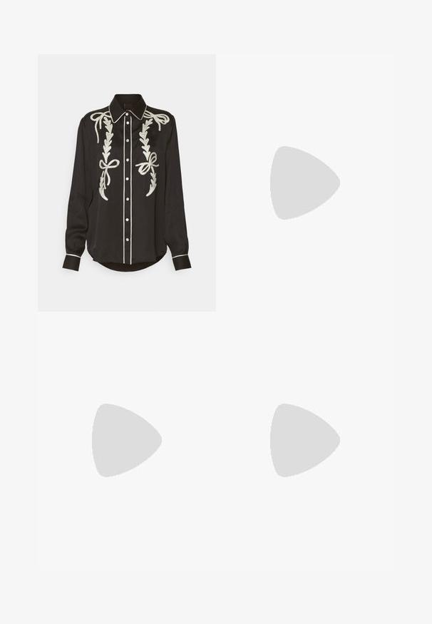 Blusa in satin nero con motivi floreali ricamati bianchi e fiocchi, con chiusura a bottoni e rifiniture a contrasto sul colletto e sui polsini.; Pantaloni in denim blu chiaro con gamba ampia e pieghe frontali. Presentano una chiusura con zip e bottone, cuciture a contrasto e un design classico.; Sandal in pelle argentata con design a intaglio, suola nera piatta e texture liscia. Stile minimalista senza accenti aggiuntivi.; Mini borsa a tracolla nera in paillettes con una tracolla texturizzata annodata e catena argentata. Forma rotonda con parte superiore arricciata e dettagli riflettenti.