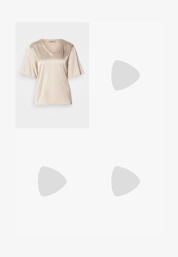 T-shirt in satin beige con scollo a V, maniche corte a campana e una texture liscia. Il design è semplice, senza motivi o decorazioni.; Pantaloni beige a gamba larga realizzati in tessuto morbido, con pieghe frontali, vita su misura e tasche laterali. Orlo pulito.; Stivale cowboy in pelle marrone chiaro con punta affusolata, modelli ricamati a spirale sull'asta e tacco a blocco impilato. Presenta una linguetta per una facile calzata.; Orecchini a cerchio in oro con una forma irregolare e texture. Presentano una chiusura senza giunture e una finitura superficiale lucida, che enfatizza un design moderno.