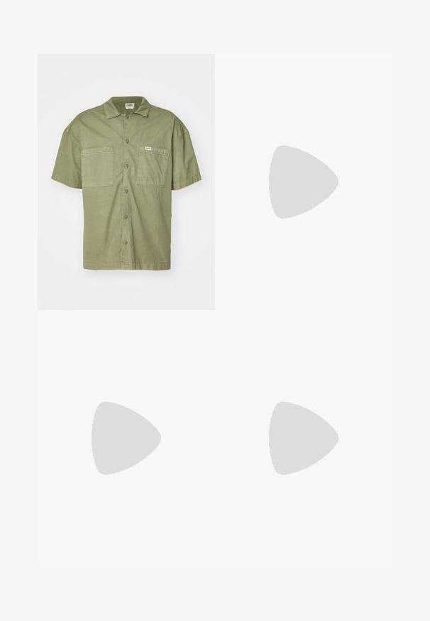 Olijfgroen overhemd met korte mouwen, gemaakt van katoen, met een kraag, twee frontzakken en een knoopsluiting.; Koolgrijze Adidas T-shirt met korte mouwen en een kleine neon groene graphic van luidsprekers, zon en het Adidas-logo op de linkerkant van de borst.; Witte katoenen cargobroeken met een relaxte pasvorm. Kenmerken zijn onder andere voorzakken, gouden hardware accenten en versterkte kniezones.; Zwart-witte sneakers met een bovenwerk van suede en leer, voorzien van drie witte strepen, een geperforeerde neus en een rubberen gumzool.