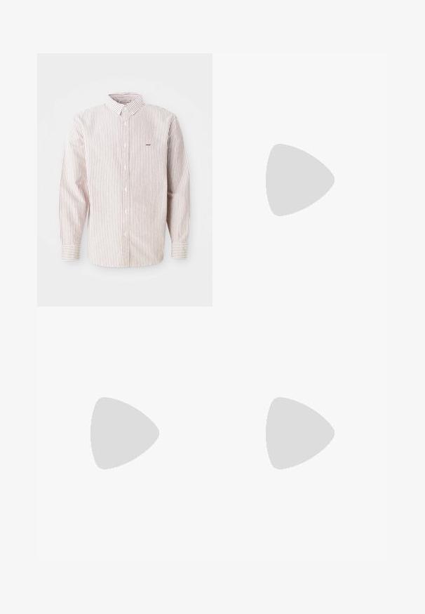 Camicia a maniche lunghe di colore bianco con sottili righe rosse, colletto button-down, bottoni frontali e piccolo logo ricamato sul lato sinistro del petto.; Pantaloni a quadri marroni con vita elasticizzata e coulisse. Il motivo presenta quadrati blu e marroni scuri, tessuto leggero e design a gamba larga.; Mocassino in pelle marrone con dettagli in frange, superficie testurizzata e cuciture gialle in contrasto lungo la suola in gomma nera. Vista laterale.; Collana a più strati con catene d'argento e perle, arricchita da charm, tra cui chiavi e un pendente quadrato. Texture liscia con finitura lucida.