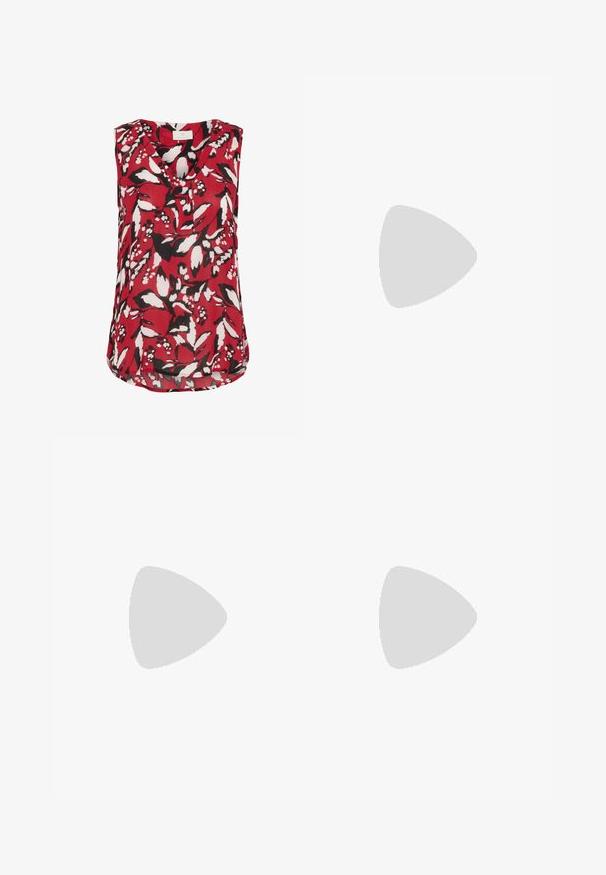 Blusa sin mangas roja con un patrón floral en blanco y negro, que presenta un escote en V y un dobladillo ligeramente curvado para un ajuste relajado.; Bermudas de mezclilla azul oscuro con cintura ajustable mediante cordón, que cuentan con presillas para el cinturón estándar y detalles de costura visibles.; Zapatilla de lona alta blanca con suela de goma negra, puntera de goma frontal y seis ojetes para los cordones, que presenta un diseño limpio y minimalista.; Bolso de cuero rojo con un diseño angular y geométrico. Cuenta con una única correa ajustable y un cierre de solapa con detalles de costura.