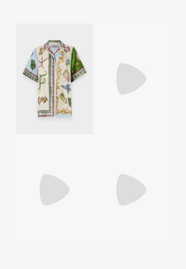 La camicia a maniche corte presenta vari motivi di vita marina in pattern multicolori, principalmente blu, verde e crema, con un design del colletto vibrante.; Gonna midi bianca in maglia con un motivo testurizzato a righe verticali e dettagli a taglio vicino all'orlo. Vita elasticizzata. Materiale morbido.; Pantofole da balletto nere in pelle con punta arrotondata, texture liscia, dettagli di cucitura minimi e design con suola flessibile.; Borsa a tracolla in pelle marrone con chiusura a pattina, hardware color oro, tracolla e una finitura liscia. Forma rettangolare compatta.