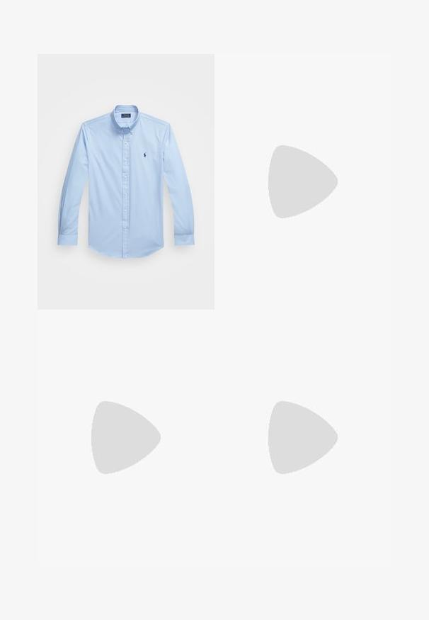 Camisa de botão azul clara em algodão, com mangas longas, colarinho pontudo e logotipo bordado no lado esquerdo do peito. Design frontal liso.; T-shirt de algodão azul claro com decote redondo e mangas curtas, apresentando um pequeno logótipo bordado no lado esquerdo do peito. Textura suave.; Calças de algodão azul em mistura, com um design de perna reta, fecho de botão, bolsos funcionais e uma textura suave. Estilo simples e versátil.; Mocassins de camurça beiges com um detalhe costurado, sola de borracha plana e um pequeno logotipo de lado. Design clássico de calçar, textura suave.