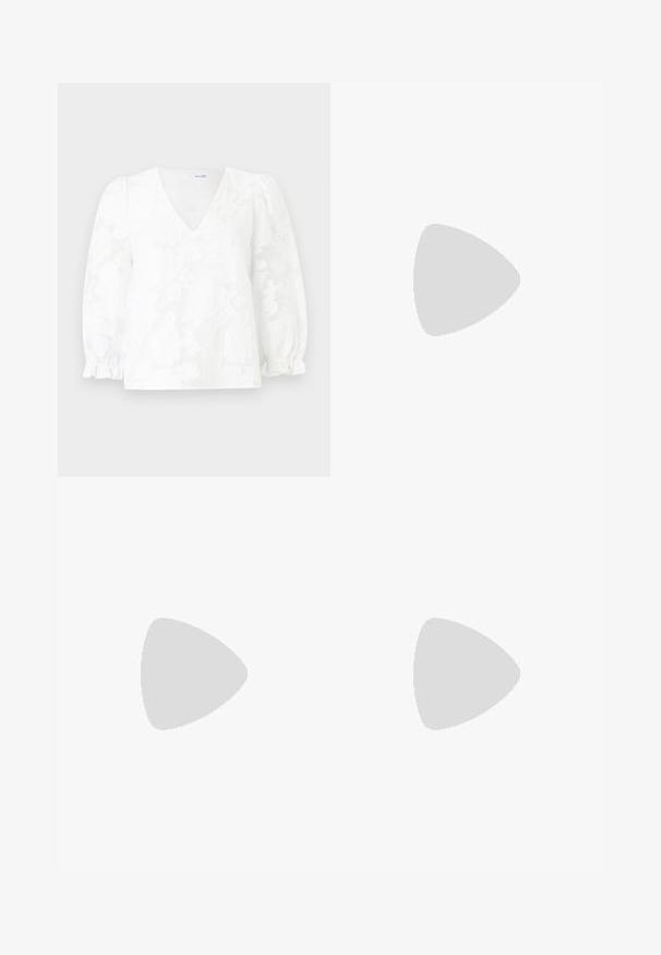 Witte blouse met een V-hals, textuur met bloemmotief en puffen mouwen bijeen gebracht bij de manchetten. Lichtgewicht stof, tot boven de heup.; Zwarte broek met een rechte pasvorm, voorzien van zijzakken en plooien aan de onderzijde. Gemaakt van zachte, gladde stof. Geschikt voor verschillende gelegenheden.; Zwarte gepatenteerde sandalen met hak en een vierkante neus, enkelbandjes en zilveren gespen. Heeft een stevige blokhak voor stabiliteit.; Zwarte leren handtas met een gladde textuur, rechthoekige vorm en twee lange handvaten. Geen zichtbare hardware of versieringen.