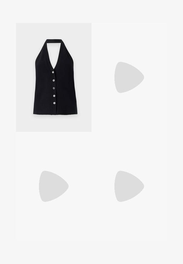 Top halter noir à côtes avec un profond décolleté en V et six boutons de couleurs variées sur le devant. Texture lisse, design ajusté.; Pantalon large noir, fabriqué dans un tissu lisse, avec une fermeture à bouton à l'avant, deux poches latérales et de profonds plis.; Escarpins slingback en cuir verni noir avec un bout pointu et un petit talon bloc, mettant en avant un accent en boucle argentée sur la sangle.; Sac à main en cuir noir avec une forme courbée, bandoulière amovible et des accessoires en or. Le sac est doté d'un rabat avec un détail de boucle.