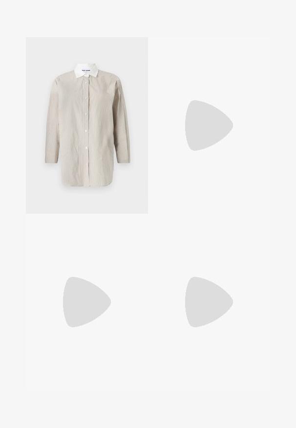 Gestreiftes Langarmhemd aus leichtem Stoff, mit einem weißen Kragen und Knopfverschluß, sowie vertikalen beigen und grauen Streifen.; Beige weite Hose aus Leinenmischung mit hoher Taille, Falten und glatter Textur. Keine sichtbaren Beschläge oder Muster.; Beige Leder Slingback-Schuh mit spitz zulaufender Zehenpartie, Cutout-Design, 5 cm Blockabsatz und glatter Textur. Schwarze Sohle akzentuiert.; Beige Wildleder-Handtasche mit einer abgerundeten dreieckigen Form, einem einzelnen Riemen und einem goldfarbenen Hardware-Detail auf der Vorderseite.