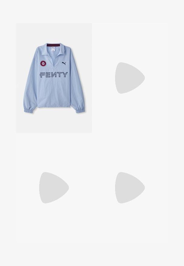 Gaiši zila garām piedurknēm krekls ar salocītu apkakli, "FENTY" logo un apaļu sarkanu uzlīmi ar logo, ko izstrādājusi Puma.; Melni sporta bikses ar platām kājām, ar gaiši zilu un sarkanu sānu svītru un mazu "FENTY" logo priekšpusē.; Melnas sporta kurpes ar sietiņu augšdaļu, sudraba akcentiem un mīkstu zoli. Iezīmējas ar lentu aizdari un teksturētu zoli labākai saķerei.; Melni saulesbrilles ar leņķainu dizainu, zaļiem stikliem un gludām plastmasas rāmēm. Ar zelta akcentiem uz tempļiem.