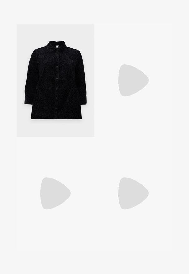 Melna krekla ar smalku leoparda rakstu, kuram ir apkakle, garas piedurknes un nedaudz izplestā siluets ar sānu kabatām.; Melnas platās bikses ar augstu jostasvietu, pogu detaļām uz jostas un priekšējām krokām.; Melnas ādas sūkņi ar smailu purngalu un zemu bloku papēdi. Iezīmēts ar potītes siksniņu ar zelta krāsas sprādzi. Gluda tekstūra.; Melnas zamšādas rokassoma ar diviem gariem, plakaniem ādas siksnām. Mērī piramīdas augšējo malu un redzamiem šuvumiem gar priekšpusi. Nav nekādu metāla aksesuāru.