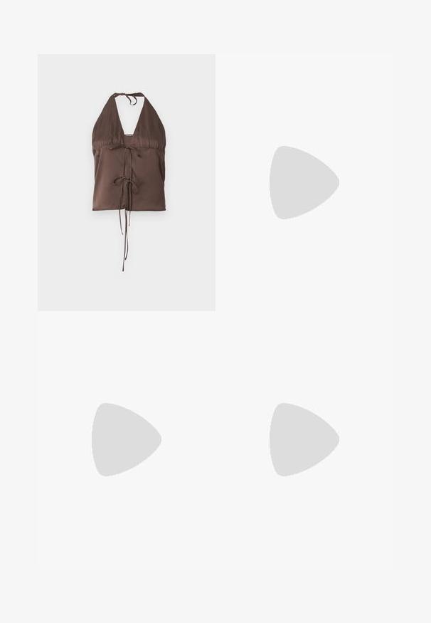 Top halter marrón hecho de tela suave, con un escote en V profundo, tirantes ajustables y un detalle de lazo en el frente para un ajuste ceñido.; Weekday NOVA LOW RISE SLIM BOOTCUT - Vaqueros bootcut - lip blue; Zapato negro de punta afilada con un diseño de panel de malla, que presenta un tacón bajo y cordones en la parte delantera. Está fabricado con una combinación de cuero y material de malla.; Bolso de mano con estampado de serpiente y asa curvada. Hecho de materiales texturizados en tonos beige y marrón, con un patrónen diamante distintivo.