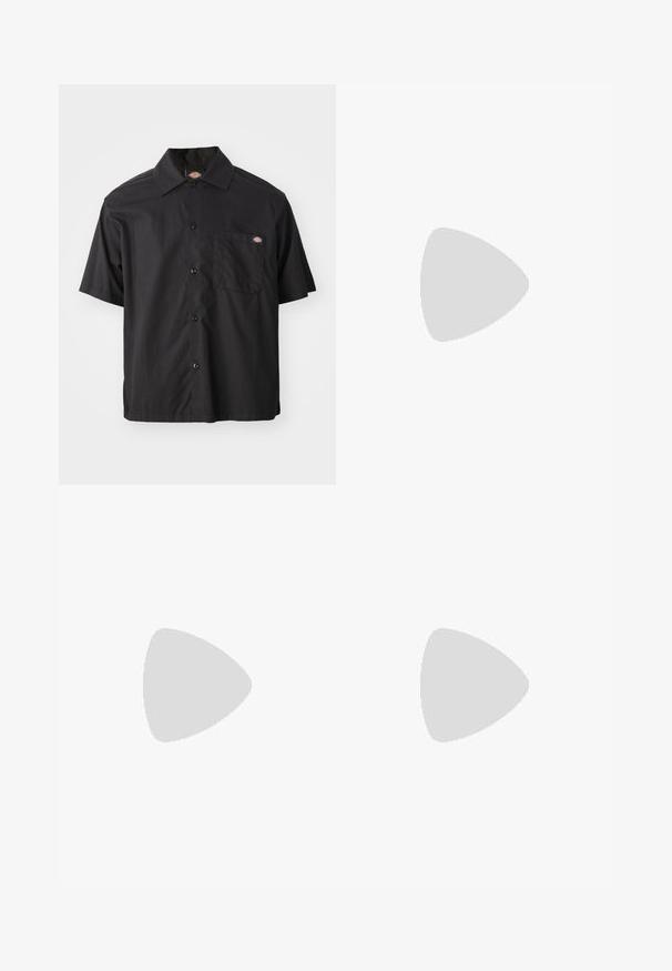 Chemise noire à manches courtes et boutons, en coton, avec une poche poitrine unique et un patch logo. Texture lisse et coupe décontractée.; Trois débardeurs blancs côtelés en coton. Présentent un col rond et de petites étiquettes noires près de l'ourlet. Disponibles en plusieurs tailles.; Chemise à manches courtes noir et blanc avec motif de logo, shorts kaki et baskets montantes noires. Chapeau seau beige et cordons visibles.; Mocassin en cuir noir avec un accent à frange, doté d'une semelle épaisse noire et d'une couture jaune le long du bord. Fini texturé.; Cinq anneaux en argent : un avec un détail circulaire noir, un avec un motif géométrique blanc et noir, et les autres avec diverses formes et finitions.